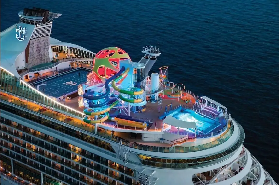 Mariner of the Seas ao anoitecer, visto de cima